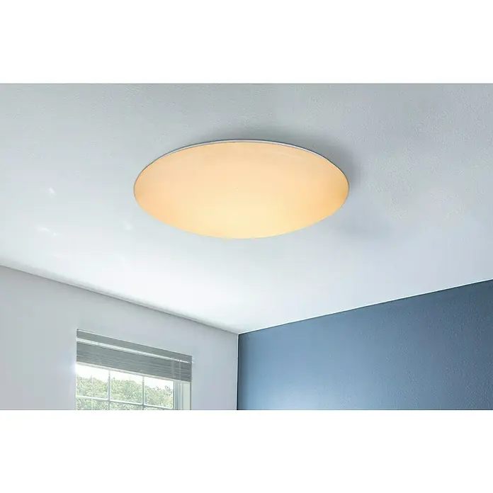 Lavida LED-Deckenleuchte rund Marano - 48 W, Ø x H: 490 mm x 12 cm, Weiß - Nahaufnahme einer modernen, runden Deckenleuchte mit warmweißem Licht, die in einem Raum mit farbigen Wänden installiert ist.