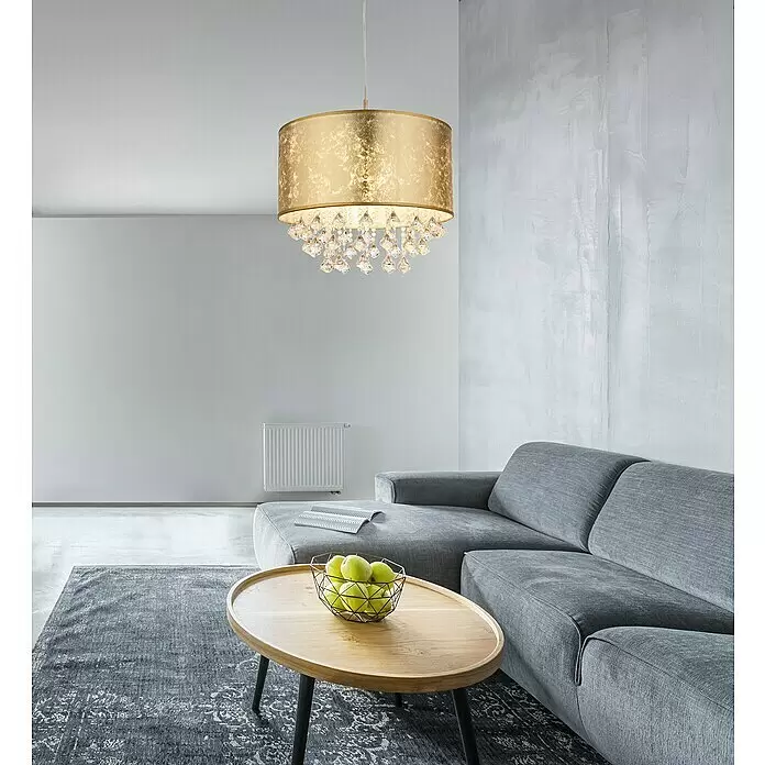 Globo Amy Pendelleuchte - Höhe: 140 cm, Gold - Goldene Trommel-Pendelleuchte mit Kristallakzenten, in einem modernen Wohnzimmer über Sofa und Couchtisch hängend.