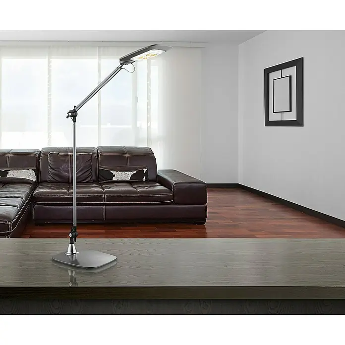 Globo Tischleuchte Pattaya - 10 W, L x B x H: 49 x 17,9 x 96 cm, Grau, Schwarz - Das Bild zeigt eine Stehlampe mit verstellbarem Arm und LED-Leuchten in einem modernen Wohnzimmer.