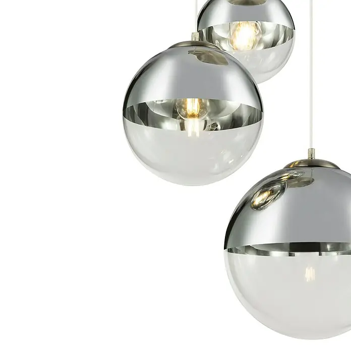 Globo Pendelleuchte Varus - Höhe: 120 cm, Chrom, 3 Stk. - Nahaufnahme von drei modernen, kugelförmigen Pendelleuchten mit Chromoberfläche und klarem Glasteil, die ein warmes Licht ausstrahlen.