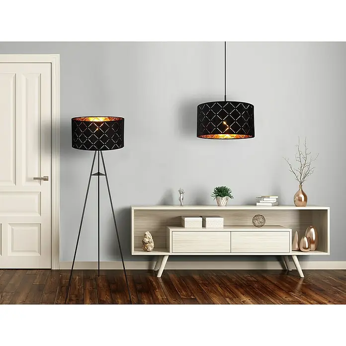 Globo Stehleuchte Sunna - Höhe: 149 cm - Ein Interieur mit einer schwarzen Stehlampe mit goldenem Inneren und einer passenden Pendelleuchte über einem Sideboard.