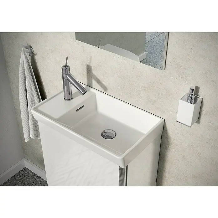 Riva Badmöbel-Set Joy - Gesamtbreite Badmöbel: 44,5 cm, Weiß, Hochglänzend, 3 -tlg. - Nahaufnahme eines modernen Badezimmerwaschbeckens mit Armatur, Seifenspender und Handtuch.