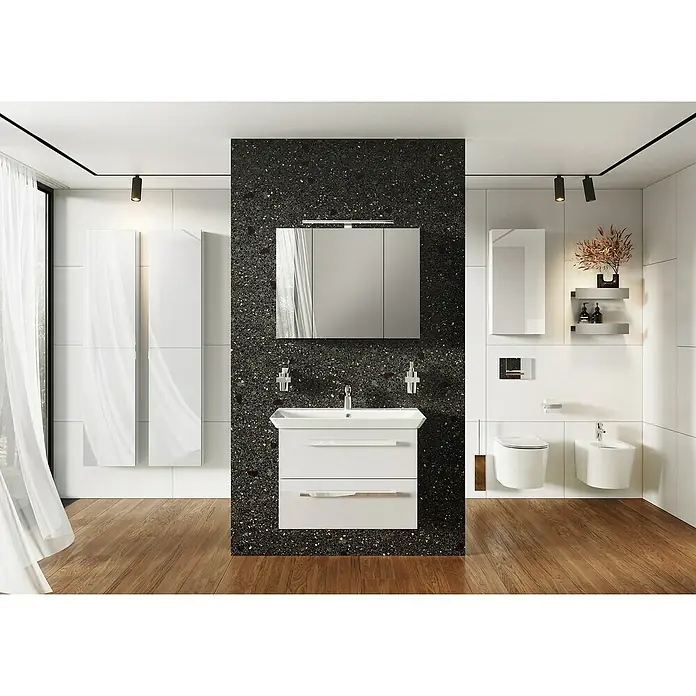 Riva Vulcano Einbauwaschbecken - 80,5 x 51 cm, Weiß - Das Bild zeigt ein modernes Badezimmer mit einem weißen Waschtisch, einem Spiegelschrank und einer schwarzen Akzentwand. Die Holzfußboden sorgt für Wärme.