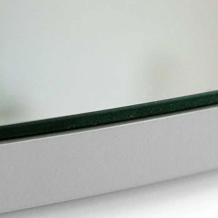 Riva Vulcano Spiegel - 60 x 60 cm, Rund - Detailaufnahme eines modernen Spiegels mit einem schlichten, silberfarbenen Rahmen, der ein minimalistisches Design betont.