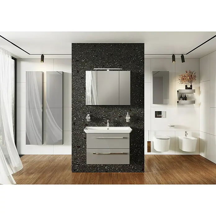Riva Vulcano LED-Spiegelschrank - 80,6 x 13 x 61,8 cm, Mit Beleuchtung - Elegantes Badezimmer mit einem stilvollen grauen Waschtisch, ergänzt durch einen passenden Spiegelschrank und minimalistische Regale.