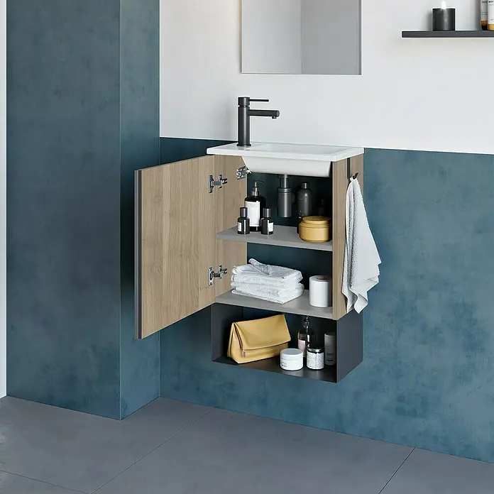 Riva Badmöbel-Set IndusGesamtbreite Badmöbel: 45,3 cm, Birke, Matt, 3 -tlg. - Das Bild zeigt einen modernen Waschtischunterschrank mit offenem Holzdekor und grauem Regal, der Stauraum und Stil vereint.