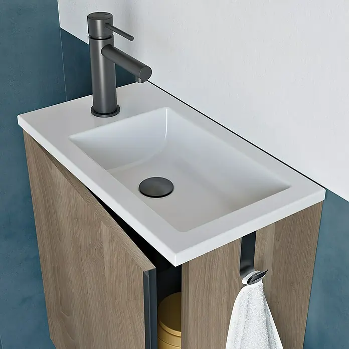 Riva Conjunto de mueble de baño Indus - Ancho total del mueble de baño: 45,3 cm, Abedul, Mate, 3 pzs. - Lavabo de baño elegante con tocador de madera y grifo moderno. Incluye un toallero con una toalla blanca.