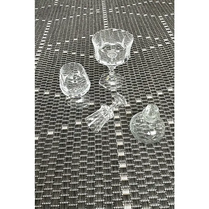Outdoor-Teppich Planus - Anthrazit, 230 x 160 cm, 100 % Polypropylen - Detailaufnahme von vier filigranen Kristallgläsern, die ein elegantes und raffiniertes Ambiente schaffen.