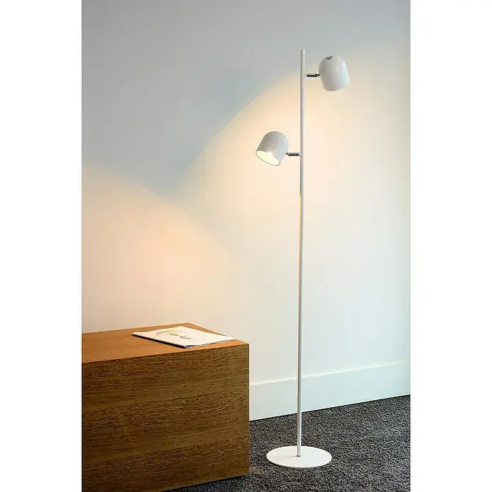 Lucide LED-Stehleuchte Skanska - 10 W, Höhe: 141 cm, Warmweiß, Weiß - Eine moderne weiße Stehlampe mit zwei verstellbaren Köpfen, die ein warmes Licht in einem minimalistischen Raum wirft.