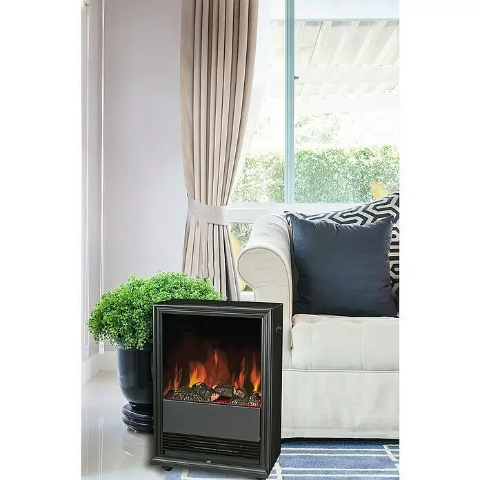 Voltomat HEATING Chimenea eléctrica - 2.000 W, Negro, 27,5 x 43 x 62,5 cm - Chimenea eléctrica negra con llamas artificiales, colocada junto a un sofá crema en una sala de estar, para calidez y ambiente.
