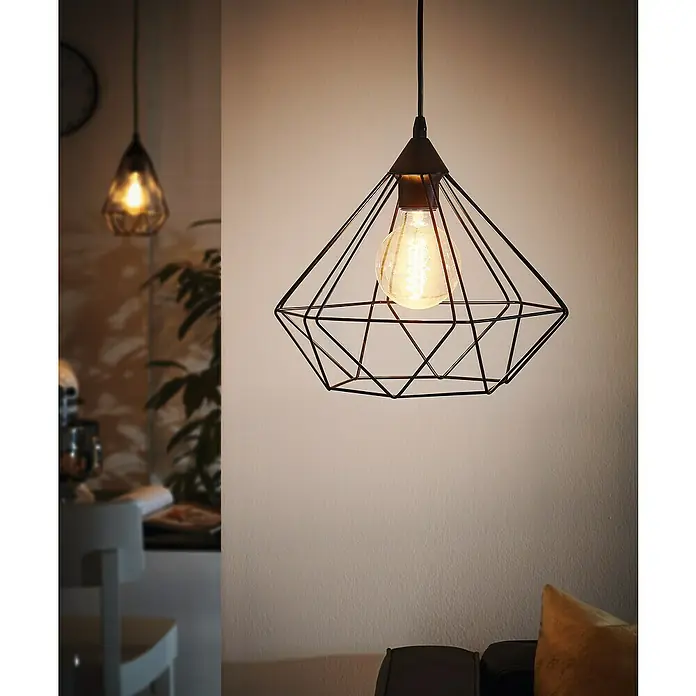 Eglo Tarbes Lámpara colgante redonda - Negro, Altura: 110 cm, Diámetro: 325 mm - Primer plano de una lámpara colgante elegante de alambre negro con una bombilla Edison, que emite un brillo cálido.