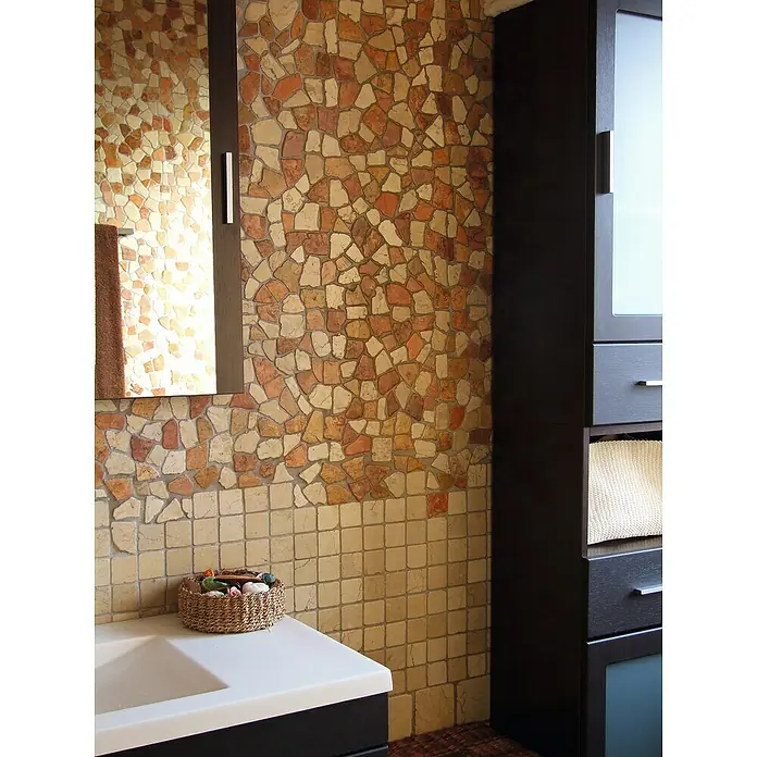 Malla mosaico Rocaplana - 30 x 30 cm, Rojo/Beige - Elegante diseño de baño con pared de mosaico en tonos tierra cálidos y mueble de madera oscura, creando un ambiente elegante y acogedor.