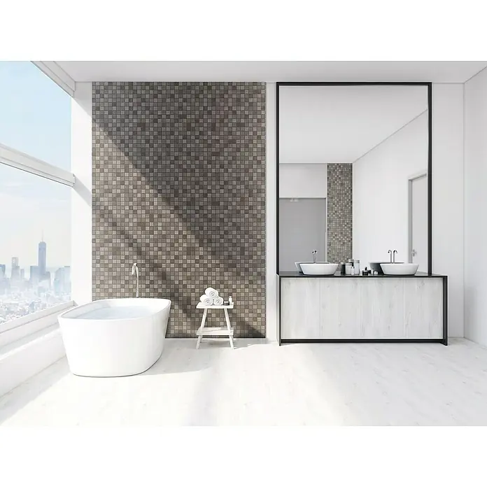 Malla mosaico Wood - 29 x 29 cm, Beige/Marrón - Baño con bañera grande, tocador doble con espejo grande y pared de mosaico. El diseño combina elementos modernos con tonos naturales.
