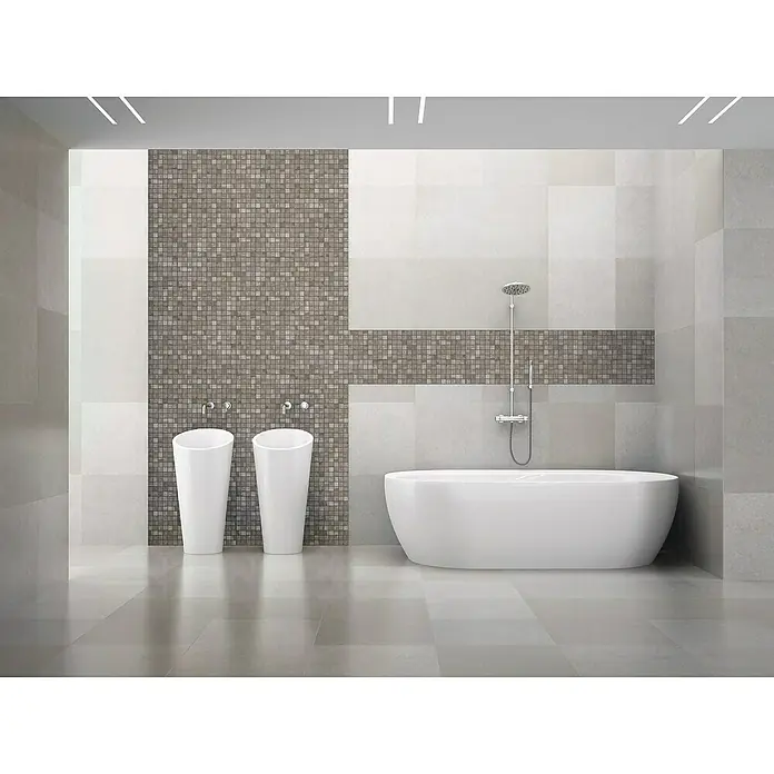 Malla mosaico Forest - 29 x 29 cm, Gris - Elegante baño con bañera exenta, dos lavabos de pedestal y azulejos de mosaico. La iluminación acentúa el diseño moderno y añade estilo.