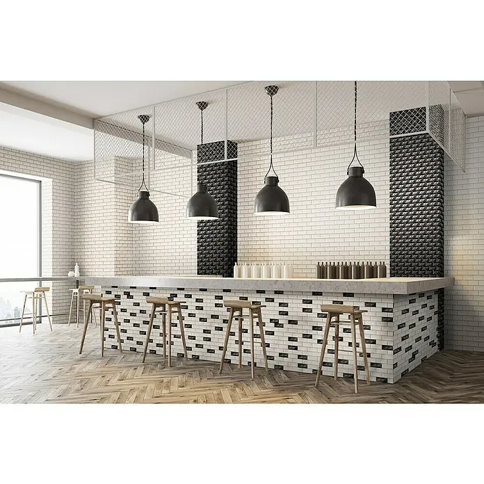 Malla mosaico Mini-Metro Brillo - 30 x 30 cm, Blanco brillo, Brillante - Imagen de un área de bar con lámparas colgantes, detalles de azulejos y taburetes, que muestra un interior moderno y elegante.
