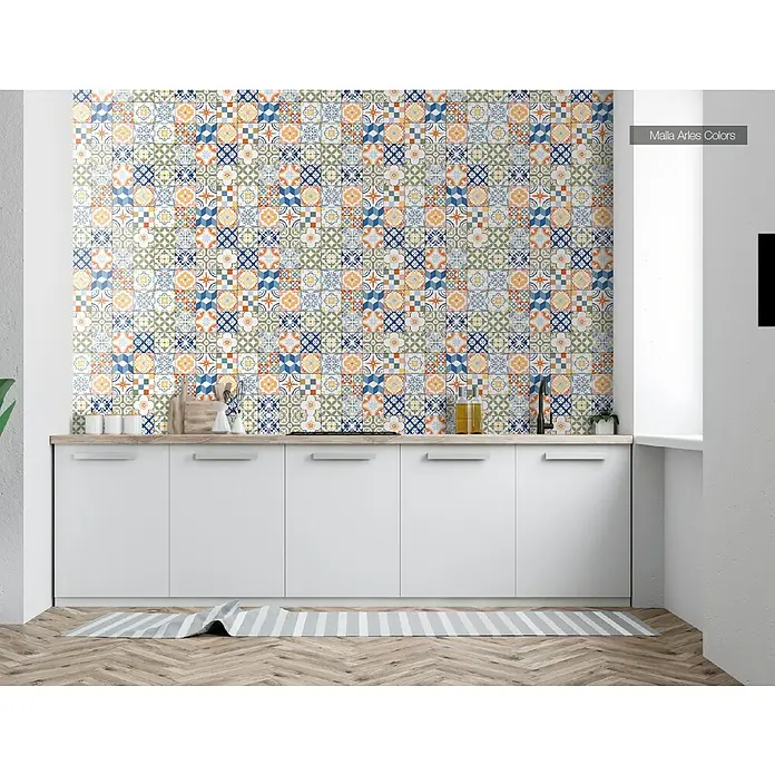 Malla mosaico Arles - 29 x 29 cm, Multicolor, Mate - Vista de la cocina con azulejos Malla Artes Colors. El diseño colorido de los azulejos añade un ambiente vivo y elegante al espacio.
