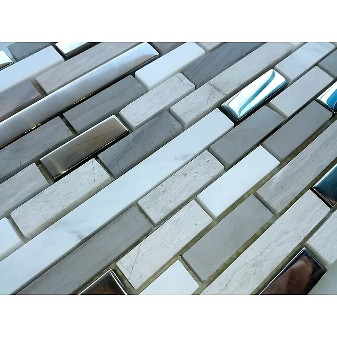 Malla mosaico Osaka - 30 x 30 cm, Gris, Resplandeciente - Primer plano de un mosaico con piedras alargadas en tonos de gris, blanco y plata. Los detalles plateados brillantes añaden un toque moderno.