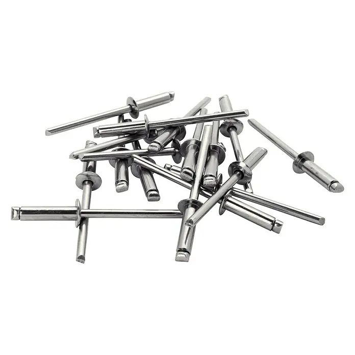 Rapid Blindniete - Nietdurchmesser: 4,8 mm, Nietlänge: 14 mm, 50 Stk. - Nahaufnahme einer Ansammlung glänzender Blindnieten auf schwarzem Grund, ideal für Bau- und Handwerksprojekte.