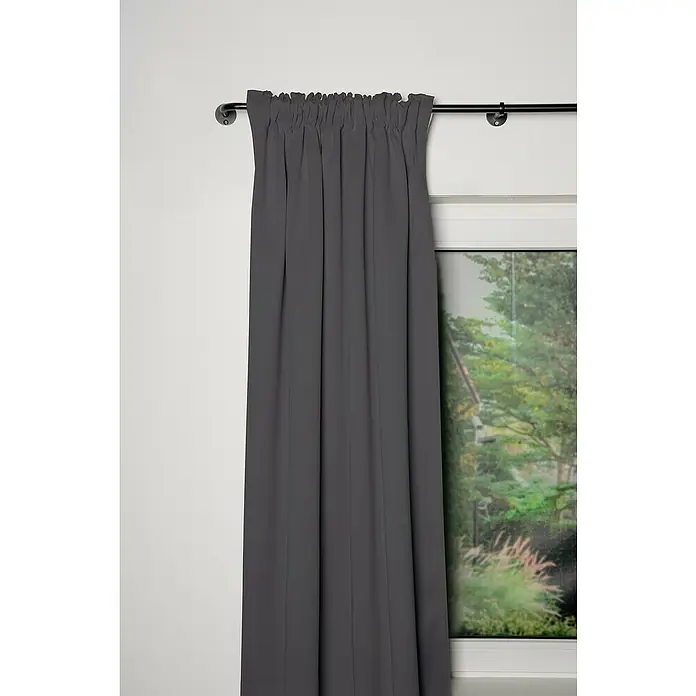 Verdunkelungsvorhang Day & Night - B x H: 135 x 245 cm, 100 % Polyester, Taupe - Ein grauer Vorhang hängt an einer schwarzen Gardinenstange vor einem Fenster und sorgt für Privatsphäre und Dunkelheit im Raum.