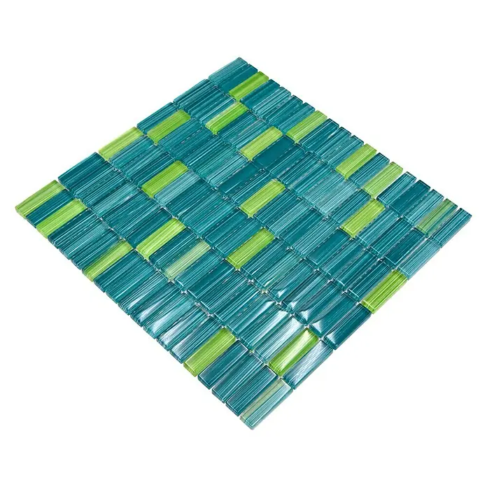 Mosaikfliese Stäbchen Crystal Mix XCM S850 - 32,2 x 31 cm, Grün, Glänzend - Nahaufnahme eines Musters aus türkisfarbenen und grünen Glasmosaikfliesen, die in einem quadratischen Format angeordnet sind.