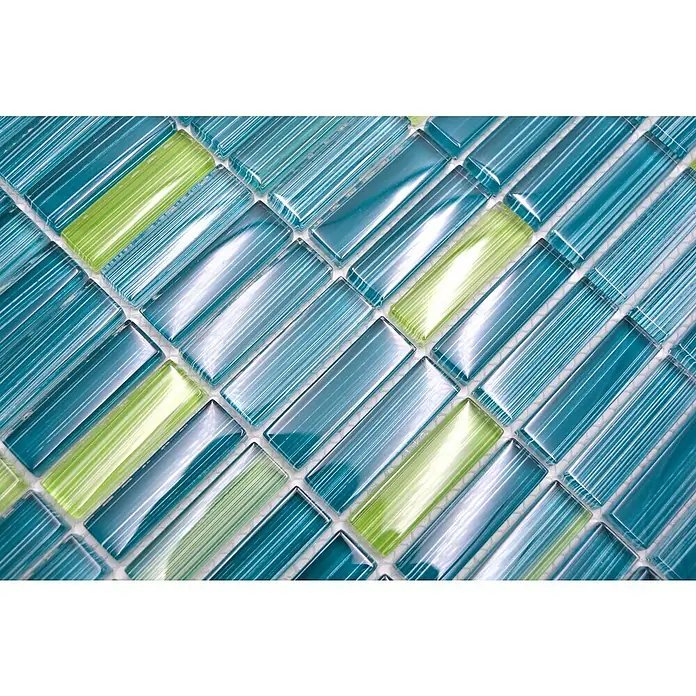 Mosaikfliese Stäbchen Crystal Mix XCM S850 - 32,2 x 31 cm, Grün, Glänzend - Detailaufnahme von rechteckigen Mosaikfliesen in Blau- und Grüntönen, die ein modernes und stilvolles Design für Badezimmer oder Küchenrückwände zeigen.