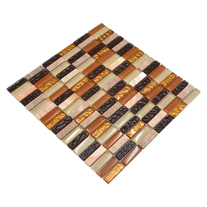 Mosaikfliese Stäbchen Crystal Mix XCM SM83 - 32,2 x 31 cm, Beige/Braun, Glänzend - Nahaufnahme eines Mosaikfliesenmusters mit verschiedenen Brauntönen und Texturen auf schwarzem Hintergrund.