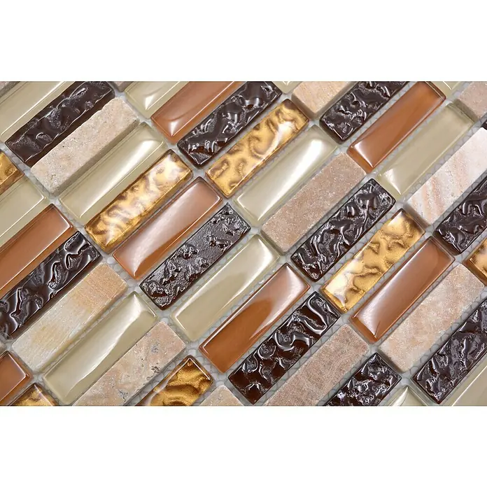 Mosaikfliese Stäbchen Crystal Mix XCM SM83 - 32,2 x 31 cm, Beige/Braun, Glänzend - Nahaufnahme von rechteckigen Mosaikfliesen in verschiedenen Braun-, Beige- und Goldtönen, die ein elegantes und vielseitiges Muster bilden.