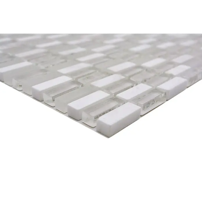 Mosaikfliese Stäbchen Crystal Mix XCM XS66 - 31,3 x 31,8 cm, Weiß, Glänzend - Nahaufnahme einer schimmernden Glasmosaikfliese in Weiß und Transparent, ideal für eine moderne Raumgestaltung.