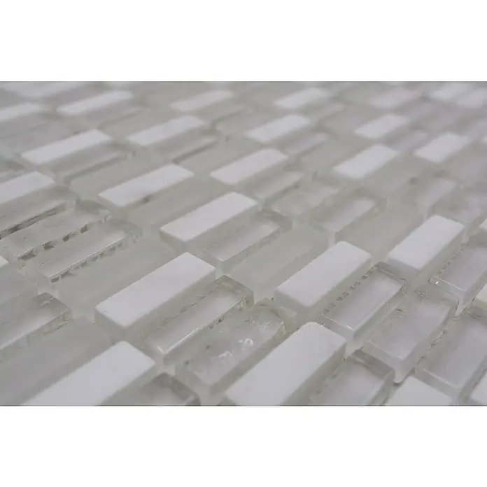 Mosaikfliese Stäbchen Crystal Mix XCM XS66 - 31,3 x 31,8 cm, Weiß, Glänzend - Nahaufnahme von weißen und durchsichtigen Glasmosaikfliesen, die ein modernes und elegantes Design für Badezimmer oder Küchenrückwände bieten.