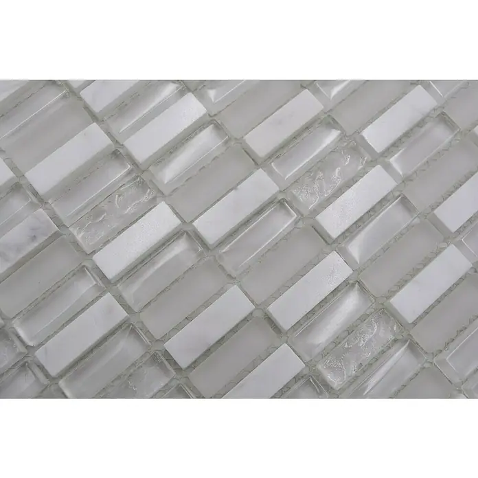 Mosaikfliese Stäbchen Crystal Mix XCM XS66 - 31,3 x 31,8 cm, Weiß, Glänzend - Das Bild zeigt eine Nahaufnahme von weißen Mosaikfliesen, die ein elegantes und modernes Design für Wand- oder Bodengestaltung bieten.