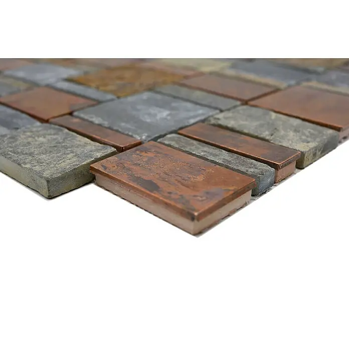 Mosaikfliese Mix XSK 585 - 29,6 x 29,8 cm, Braun, Matt - Nahaufnahme eines Mosaiks aus Kupfer- und Schieferfliesen, das die Textur und Farbe der Materialien hervorhebt.\n