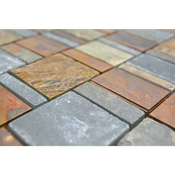 Mosaikfliese Mix XSK 585 - 29,6 x 29,8 cm, Braun, Matt - Nahaufnahme einer Bodenfläche mit Natursteinmosaikfliesen in verschiedenen Farben und Größen, die ein rustikales und modernes Design vereinen.