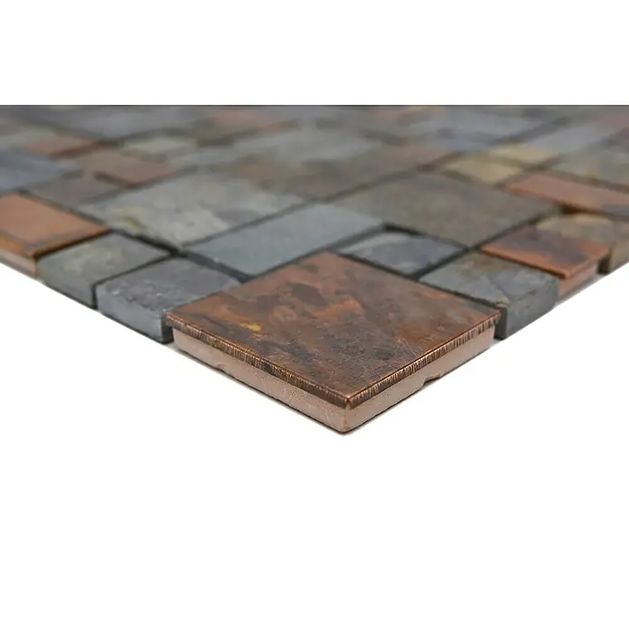 Mosaikfliese Mix XSK 595 - 30 x 30 cm, Stein/Kupfer, Matt - Nahaufnahme eines Mosaiks mit Kupfer- und Steinelementen, das eine hochwertige Textur und Farbvielfalt zeigt.