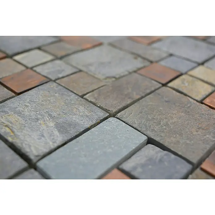 Mosaikfliese Mix XSK 595 - 30 x 30 cm, Stein/Kupfer, Matt - Nahaufnahme von quadratischen Mosaikfliesen in Grau- und Brauntönen, die eine robuste und stilvolle Oberfläche zeigen.\n
