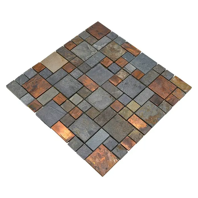 Mosaikfliese Mix XSK 595 - 30 x 30 cm, Stein/Kupfer, Matt - Nahaufnahme einer quadratischen Dekorfliese aus verschiedenen Stein- und Metallmaterialien auf schwarzem Hintergrund.