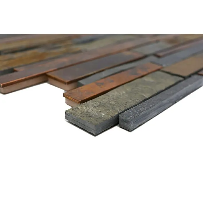 Mosaikfliese Verbund Mix XSK 565 - 30 x 31 cm, Kupfer, Matt - Nahaufnahme einer Wandverkleidung aus schmalen, rechteckigen Mosaiksteinen in verschiedenen Erd- und Metalltönen, die eine rustikale Optik erzeugen.