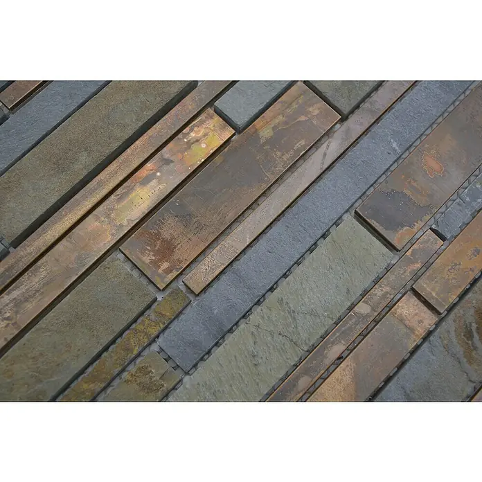 Mosaikfliese Verbund Mix XSK 565 - 30 x 31 cm, Kupfer, Matt - Nahaufnahme eines Mosaiks aus Metall- und Steinstreifen, das eine einzigartige Textur und Farbkombination für modernes Design bietet.