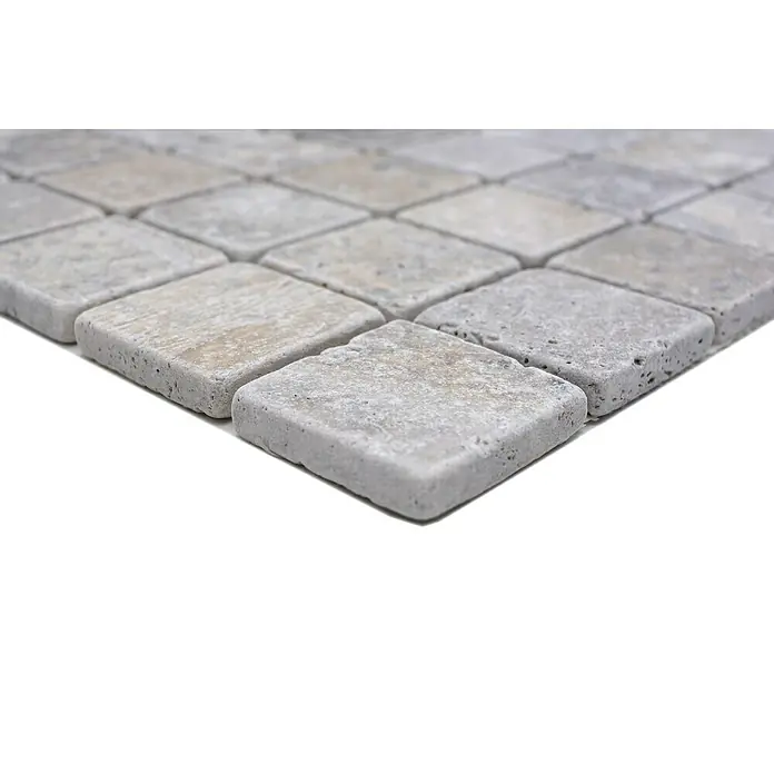 Mosaikfliese Quadrat XNT 47048 - 30,5 x 30,5 cm, Silber, Matt - Nahaufnahme von grauen quadratischen Mosaikfliesen aus Travertin, die eine rustikale und natürliche Oberfläche zeigen.
