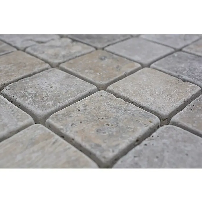 Mosaikfliese Quadrat XNT 47048 - 30,5 x 30,5 cm, Silber, Matt - Nahaufnahme von quadratischen Natursteinfliesen in verschiedenen Grautönen, die ein rustikales und elegantes Muster bilden.