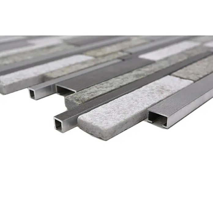 Mosaikfliese Verbund Crystal Mix XSA 535 - 30 x 31 cm, Grau/Beige, Matt - Nahaufnahme von grauem Mosaik mit Aluminiumleisten, ideal für moderne Wandgestaltung im Innenbereich.