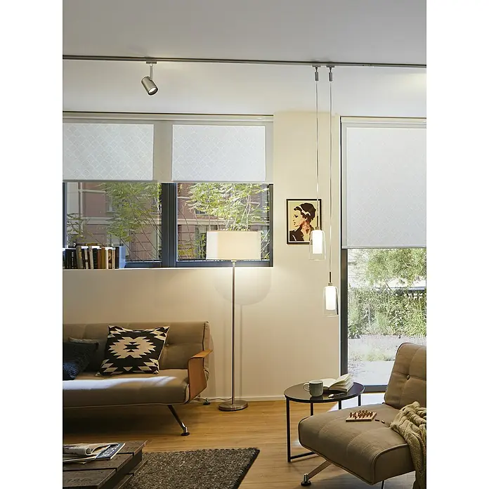 Paulmann URail LED-Leuchte Shine - L x B x H: 9 x 5,9 x 18 cm, 5 W, Chrom matt - Modernes Wohnzimmer mit stilvollen Rollos an den Fenstern, die das natürliche Licht sanft filtern.