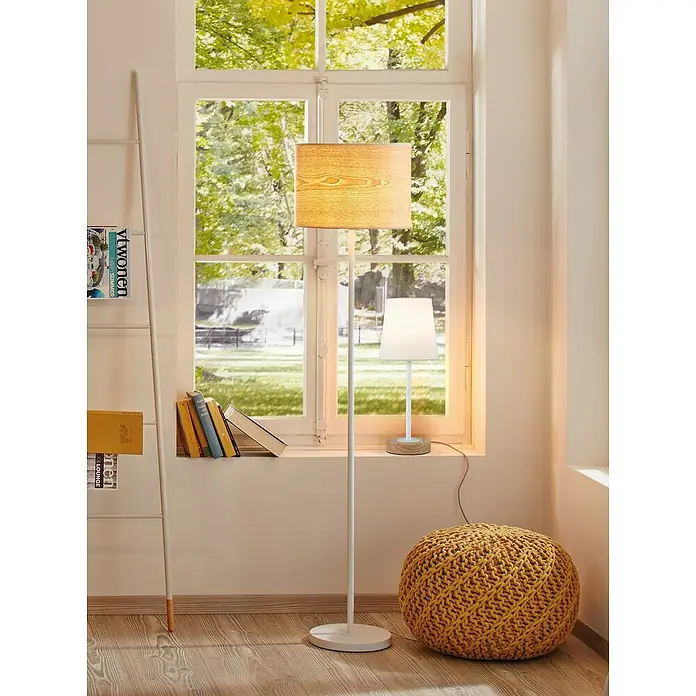 Paulmann Neordic Tischleuchte Stellan - 20 W, Hellbraun, E27 - Elegante Stehlampe mit Holzmaserung-Lampenschirm und eine kleine Tischleuchte auf der Fensterbank, ergänzt durch ein gemütliches gelbes Strickkissen.