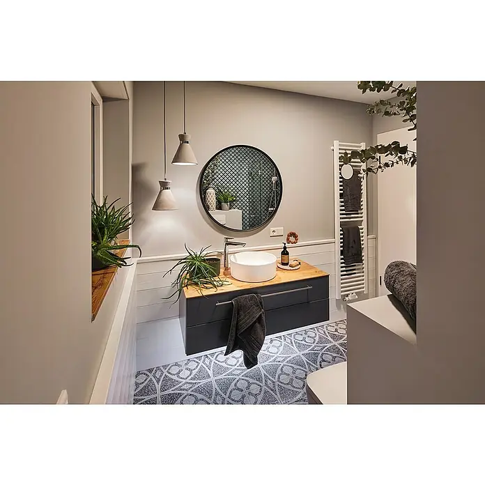 Paulmann Pendelleuchte Verve - 20 W, Chrom/Grau, E27 - Modernes Badezimmer mit Waschtisch, rundem Spiegel und dekorativen Hängeleuchten für eine stilvolle Atmosphäre.
