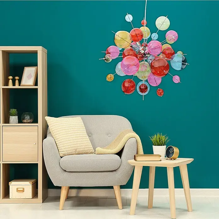 Näve Pendelleuchte Explosion - Höhe: 150 cm, Bunt - Moderne Innenraumansicht mit einem auffälligen, farbenfrohen Lampenschirm als zentralem Blickfang.