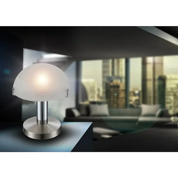 Globo Lámpara de sobremesa LED - 3 W, Blanco, Alabastro, Blanco cálido - Primer plano de una moderna lámpara de mesa con pantalla hemisférica y base metálica, que proyecta una luz cálida en un interior elegante.