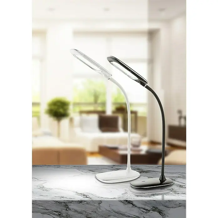 Globo LED-Tischleuchte Minea I - 5 W, L x B x H: 29 x 9,3 x 56 cm, Schwarz, Chrom, Transparent, Tageslichtweiß - Zwei moderne LED-Tischleuchten in Schwarz und Weiß auf einem Marmortisch, ideal für Büro oder Zuhause.