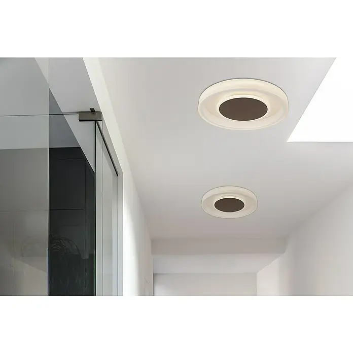 Globo LED-Deckenleuchte rund Goffi - 40 W, Ø x H: 50 x 9 cm, Weiß, Braun - Elegante Deckenleuchten mit runden Formen und braunen Akzenten in einem hellen Raum, die ein modernes und stilvolles Ambiente schaffen.