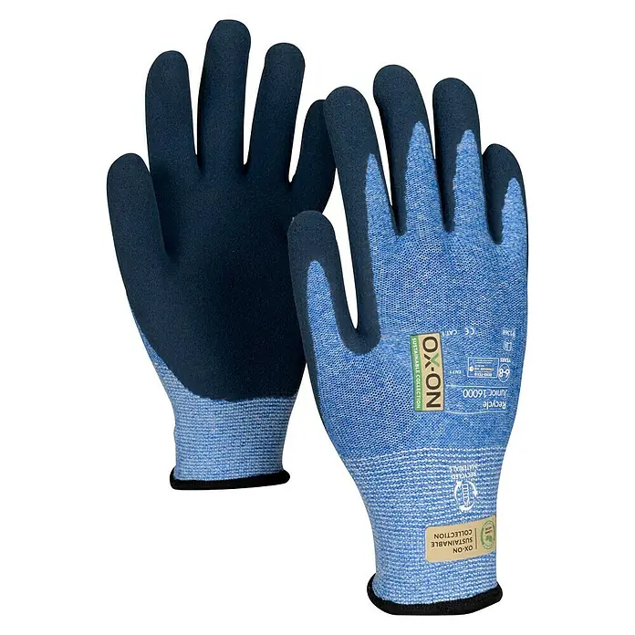 OX-ON Kinder-Arbeitshandschuhe Recycle Junior 16000 - 6, Blau - Nahaufnahme von zwei OX-ON Recycle Junior 16000 Arbeitshandschuhen aus der Sustainable Collection.