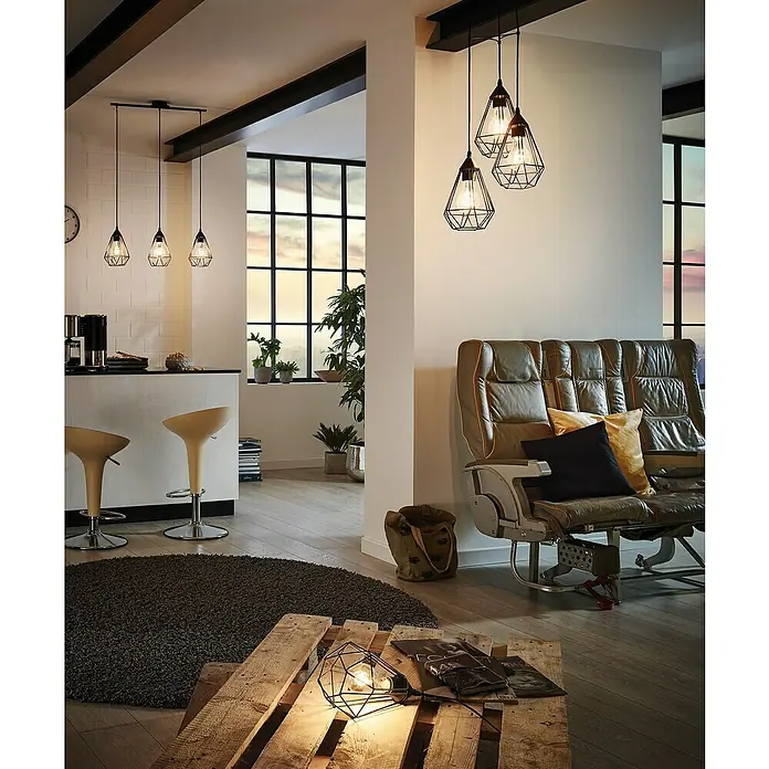 Eglo Tarbes Lámpara colgante - Potencia máx. del sistema: 180 W, Altura: 110 cm, E27, Color del marco: Negro - Iluminación moderna de sala de estar con lámparas colgantes geométricas y lámpara de mesa decorativa sobre palé de madera.