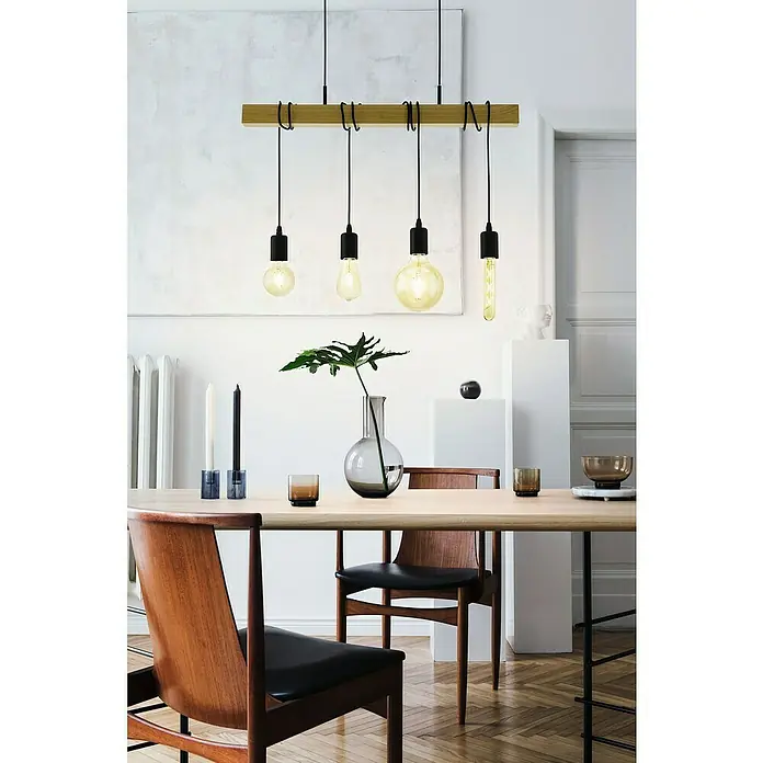 Eglo Townshend Pendelleuchte - B x H: 10,5 x 110 cm, Schwarz, Braun, 240 W - Hängeleuchte mit Holzbalken und verschiedenen Glühbirnen über einem Esstisch, der mit Dekor wie Kerzen und einer Vase geschmückt ist.